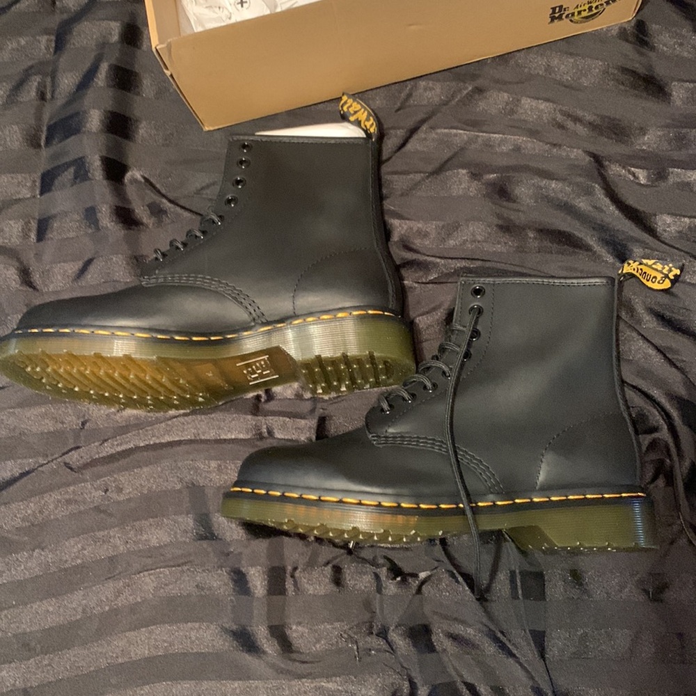 DR. MARTENS 1460 GREASY LEATHER LACE UP BOOTS - LADIES 8 - Picture 3 of 11